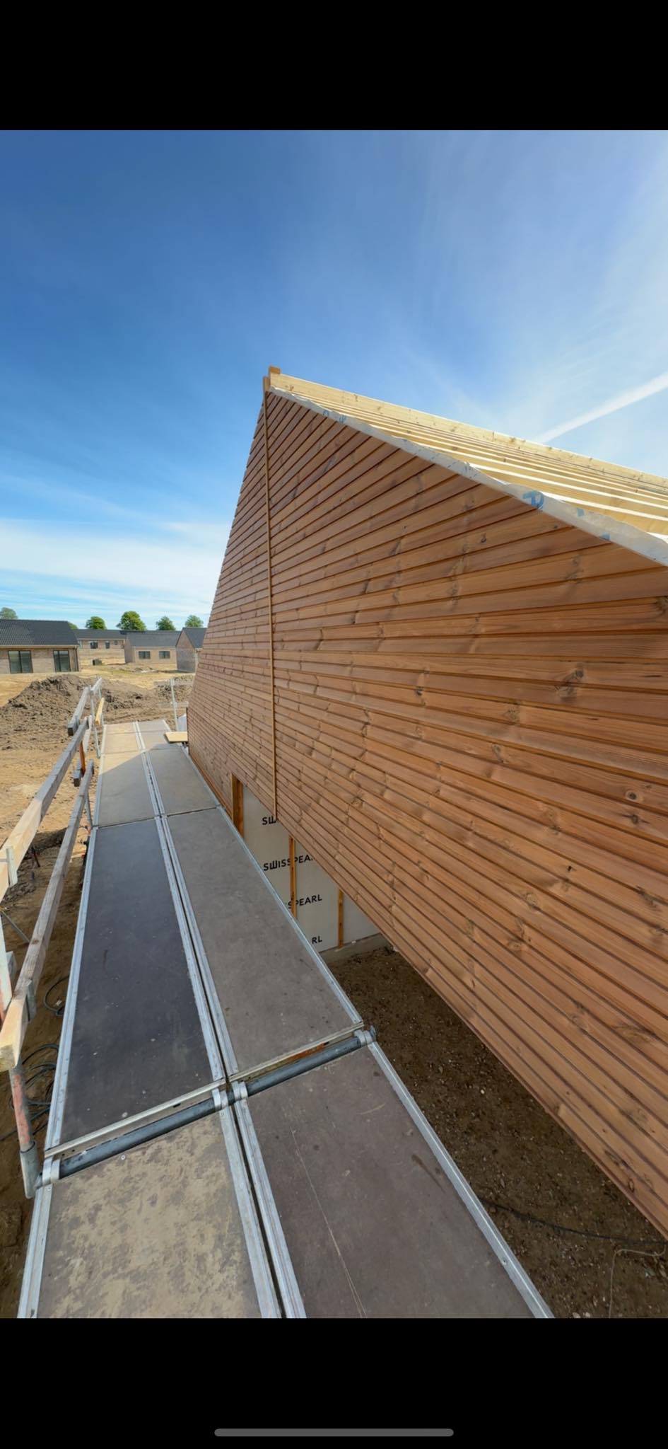 Nærbillede af præcist tømrerarbejde i egetræ